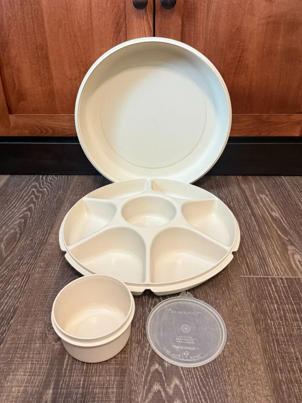 Tupperware Divided Snack and Dip Tray with Bowl